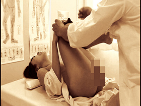 個人経営の院長から入手！触診されてビクンビクン震わす人妻 内科盗撮4時間ベスト　サンプル画像15